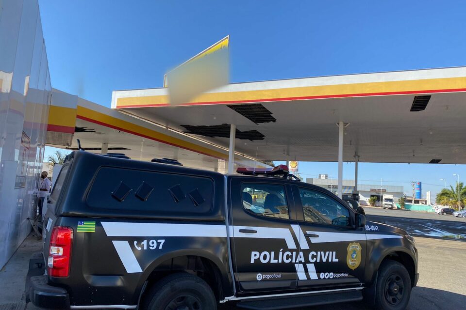 Operação fiscaliza irregularidades na venda de combustíveis em Goiânia. Ação conta com as Polícias Civil e Militar, além do Procon Goiás.