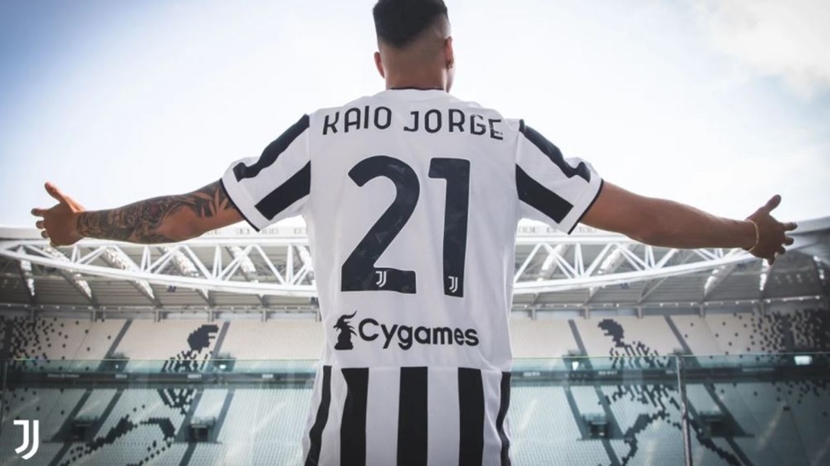 Kaio Jorge com a camisa da Juventus