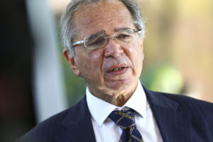 Ministro defende veto à lei que amplia acesso à internet a estudantes