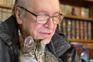 Filha de Olavo de Carvalho pede ajuda para fechar redes sociais do pai