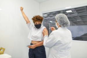 Primeiro dia da vacinação de jovens com 18 anos em Goiânia teve fila formada de madrugada (Foto: Jucimar de Sousa - Mais Goiás)