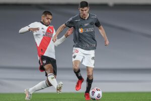 Nacho tenta o drible no jogador do River Plate