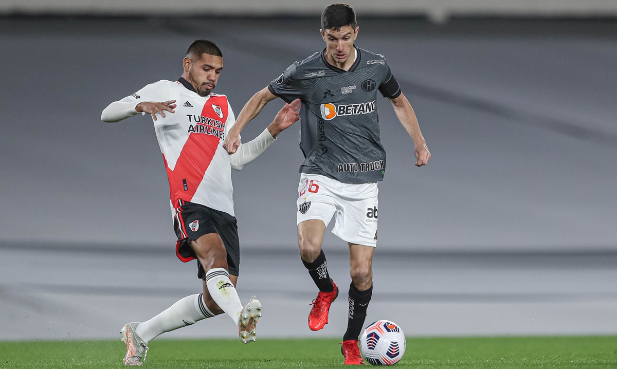 Nacho tenta o drible no jogador do River Plate