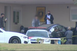 Menor alegou que a mãe e ele eram constantemente agredidos; polícia encontrou diversas armas na casa do empresário