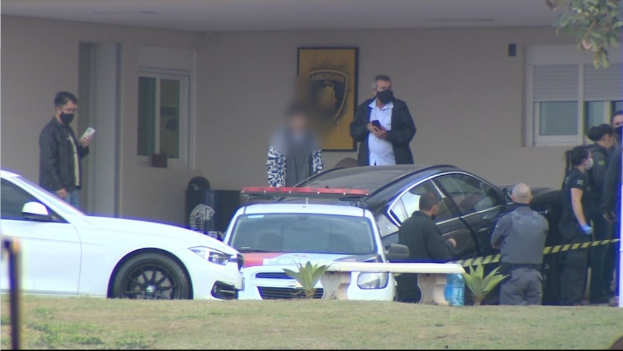 Menor alegou que a mãe e ele eram constantemente agredidos; polícia encontrou diversas armas na casa do empresário