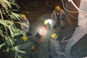 Motociclista cai de ponte e fica com fratura exposta na perna, em Goiânia