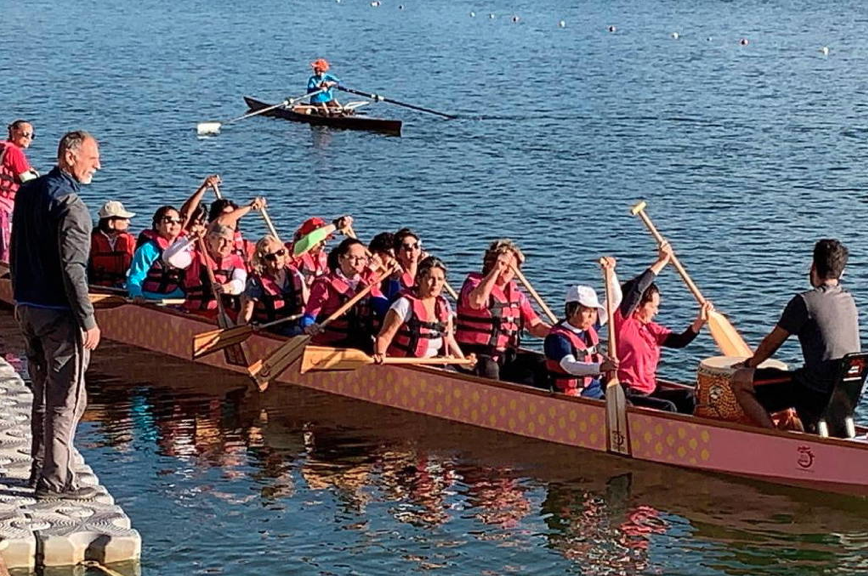 Mulheres sobreviventes do câncer de mama praticam remo na raia olímpica da USP antes da pandemia de Covid-19. - Remama/Divulgação