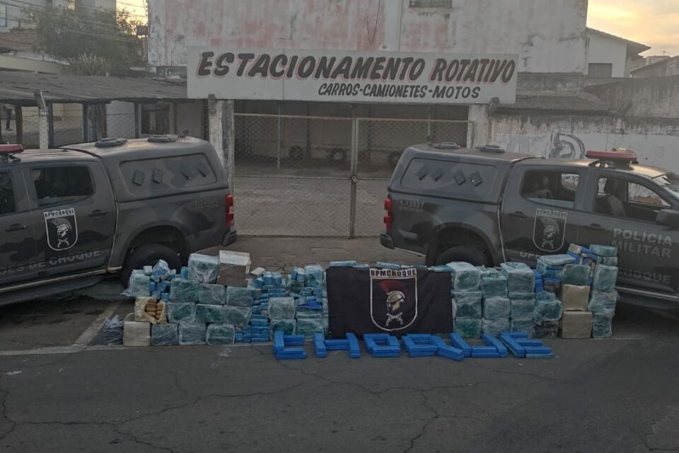 Confronto ocorreu na BR-153 perto de Anápolis. Apreensão de maconha supera uma tonelada (Foto: divulgação/PM
