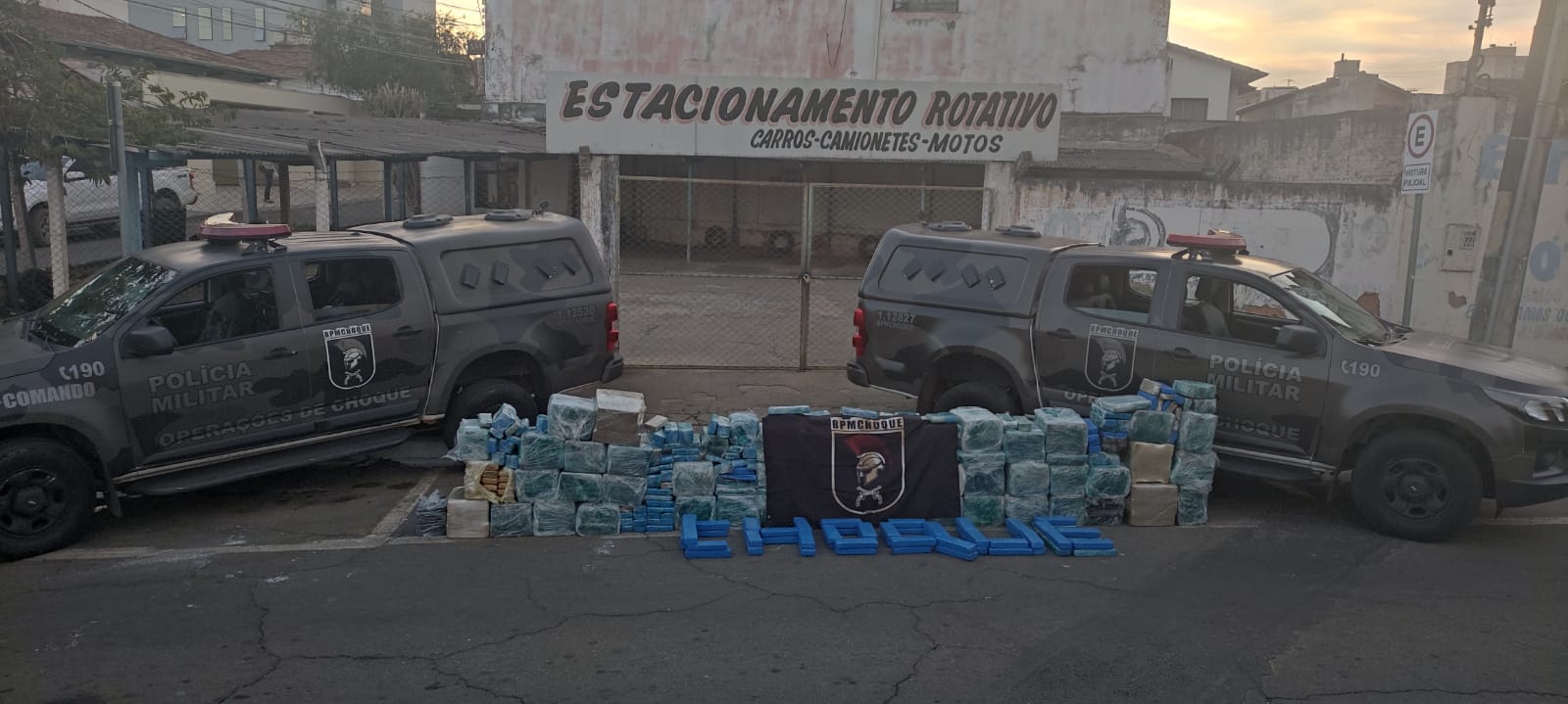 Confronto ocorreu na BR-153 perto de Anápolis. Apreensão de maconha supera uma tonelada ​(Foto: divulgação/PM