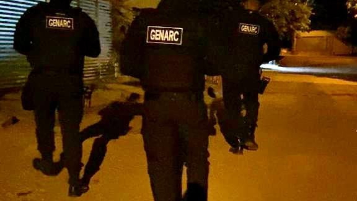 Agentes civis caminham durante o cumprimento dos mandados de prisão. Foto ilustra a chamada: Sete são presos e outros quatro estão foragidos após operação contra drogas em Poragantu