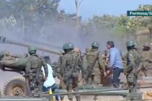 Bolsonaro participa de treinamento militar em Goiás dá tiro de artilharia (Foto: Divulgação)