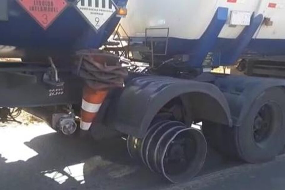 PRF prende motorista bêbado dirigindo carreta sem três pneus na BR-153, em Uruaçu