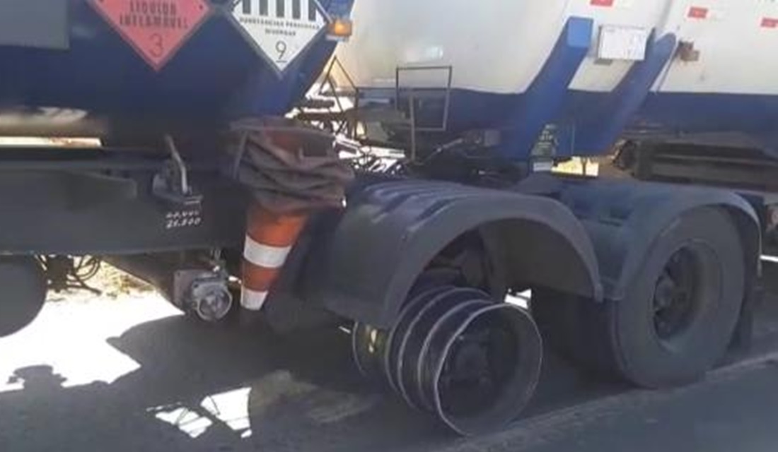 PRF prende motorista bêbado dirigindo carreta sem três pneus na BR-153, em Uruaçu (Foto: Reprodução - Vídeo - PRF)