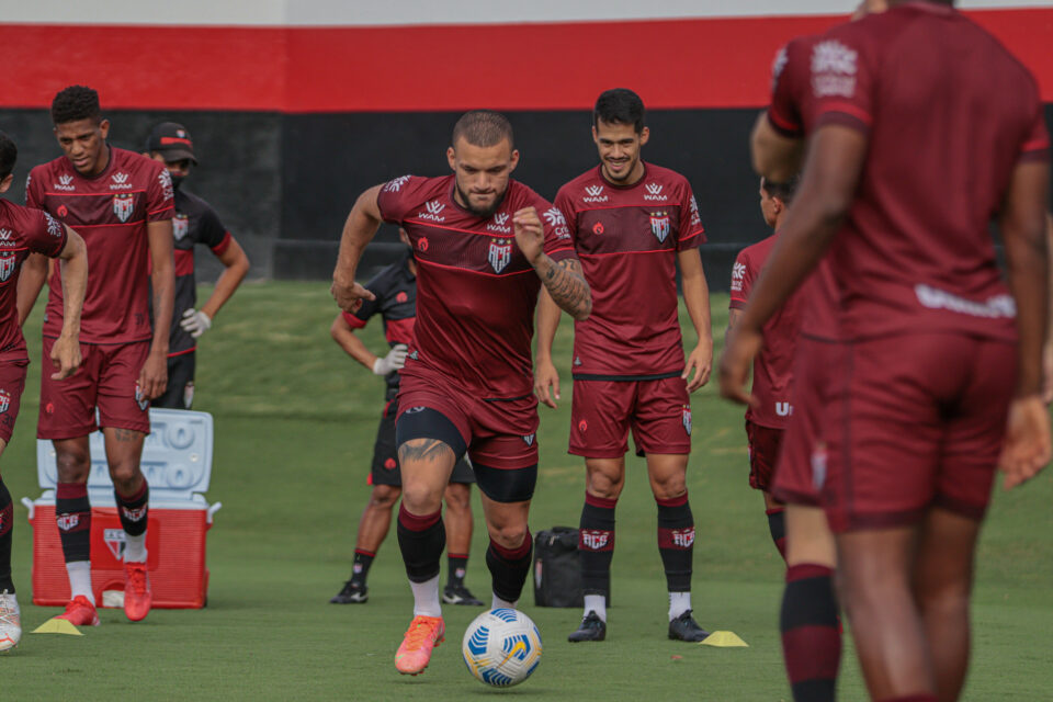André Luís treina com bola no Atlético-GO