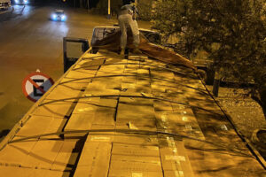 Caminhão carregado com caixas. Dentro dela existem 420 mil maços de cigarros contrabandeados. Ao lado do caminhão está uma placa de proibido estacionado. Foto ilustra chamada: Polícia apreende R$ 2.1 milhões em cigarros contrabandeados em Santa Rita do Araguaia