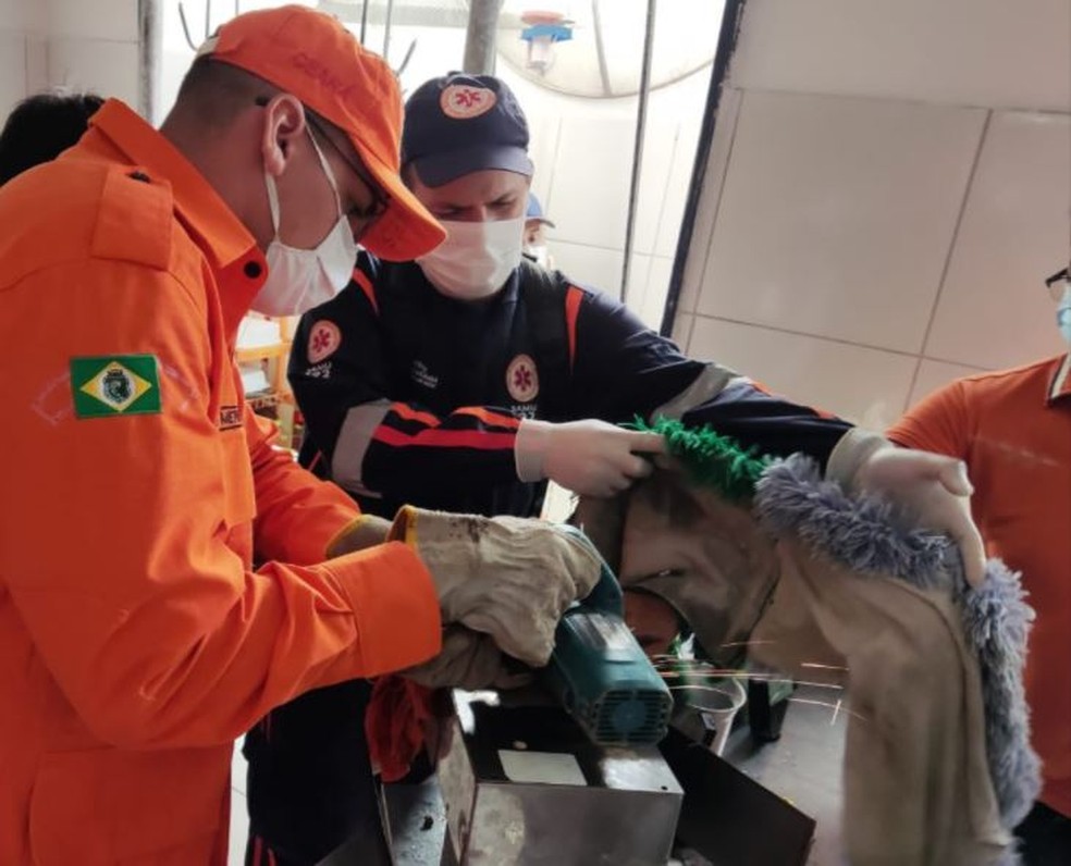 Vítima teve que ter a mão anestesiada para que a máquina fosse desmontada