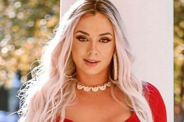 Sem calcinha? Juju Salimeni usa figurino ousado feito à mão; veja fotos Rainha de bateria escolheu uma fantasia com body cavado