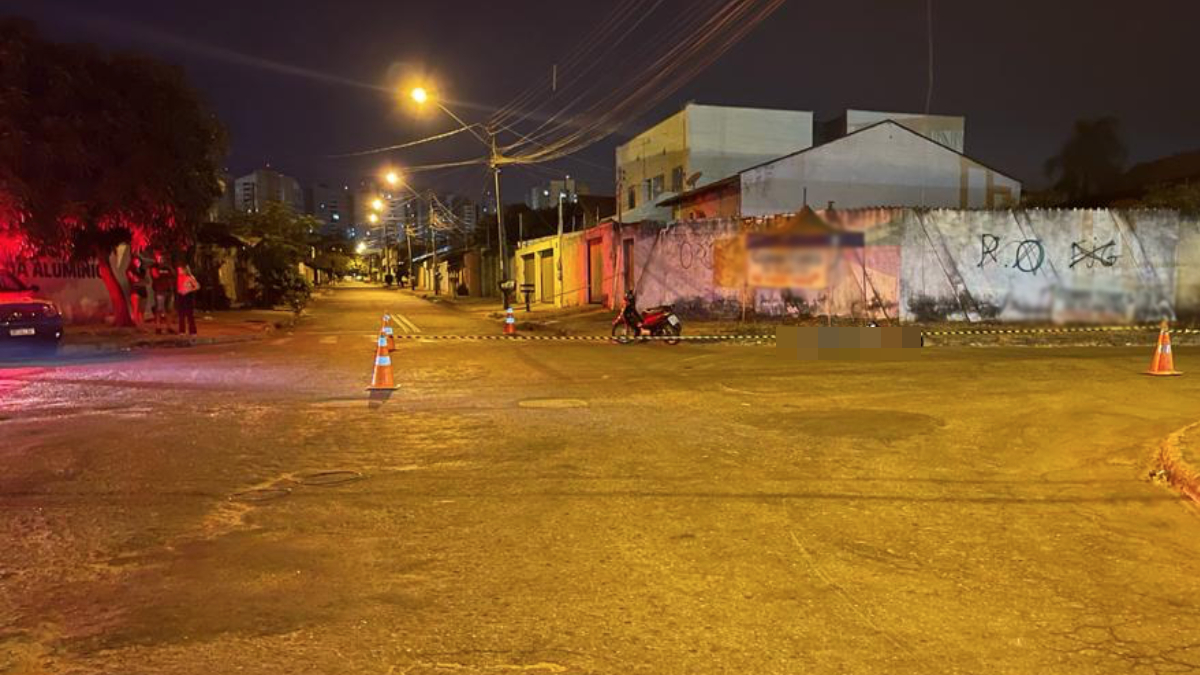 Motociclista morre e outro fica ferido após acidente por falta de sinalização em Goiânia