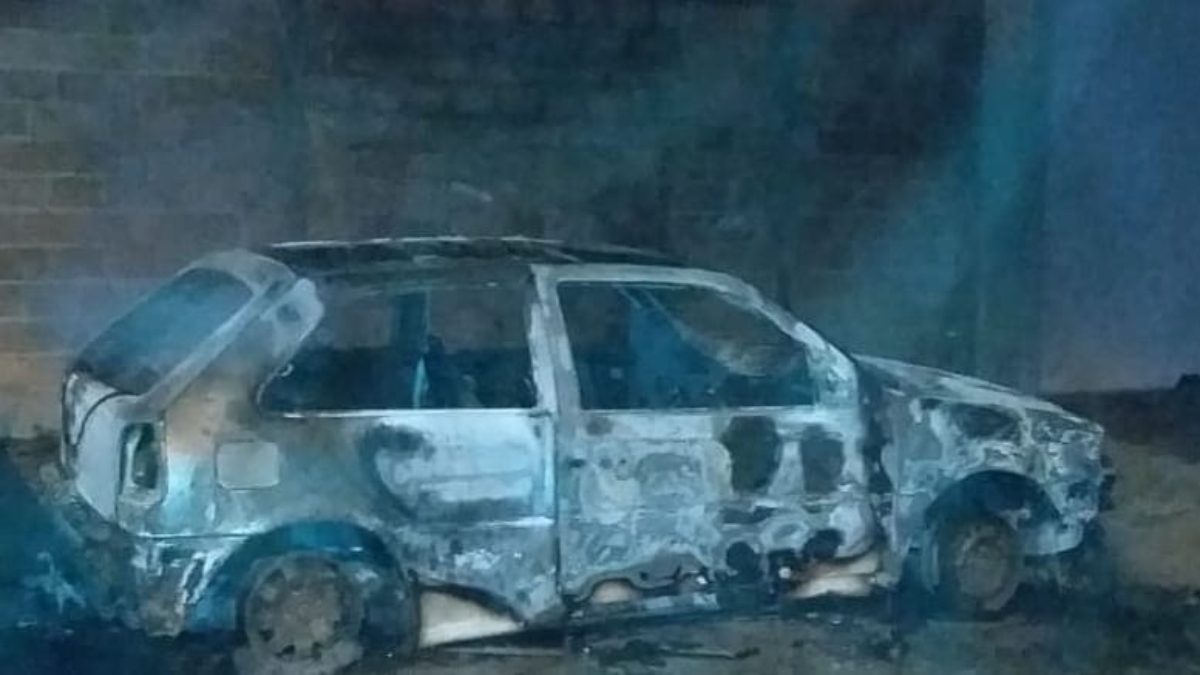 Carro totalmente destruído pelo fogo. Nesta imagem as chamas ja estao apagadas. Foto ilustra chamada: Carro fica destruído após pegar fogo enquanto família dormia, em Niquelândia