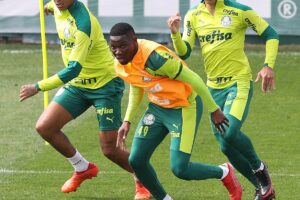 Patrick de Paula disputa bola com Dyverson e Breno Lopes