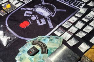 Drogas em cima de capô de viatura - Homem foi preso com centenas de pontos de LSD