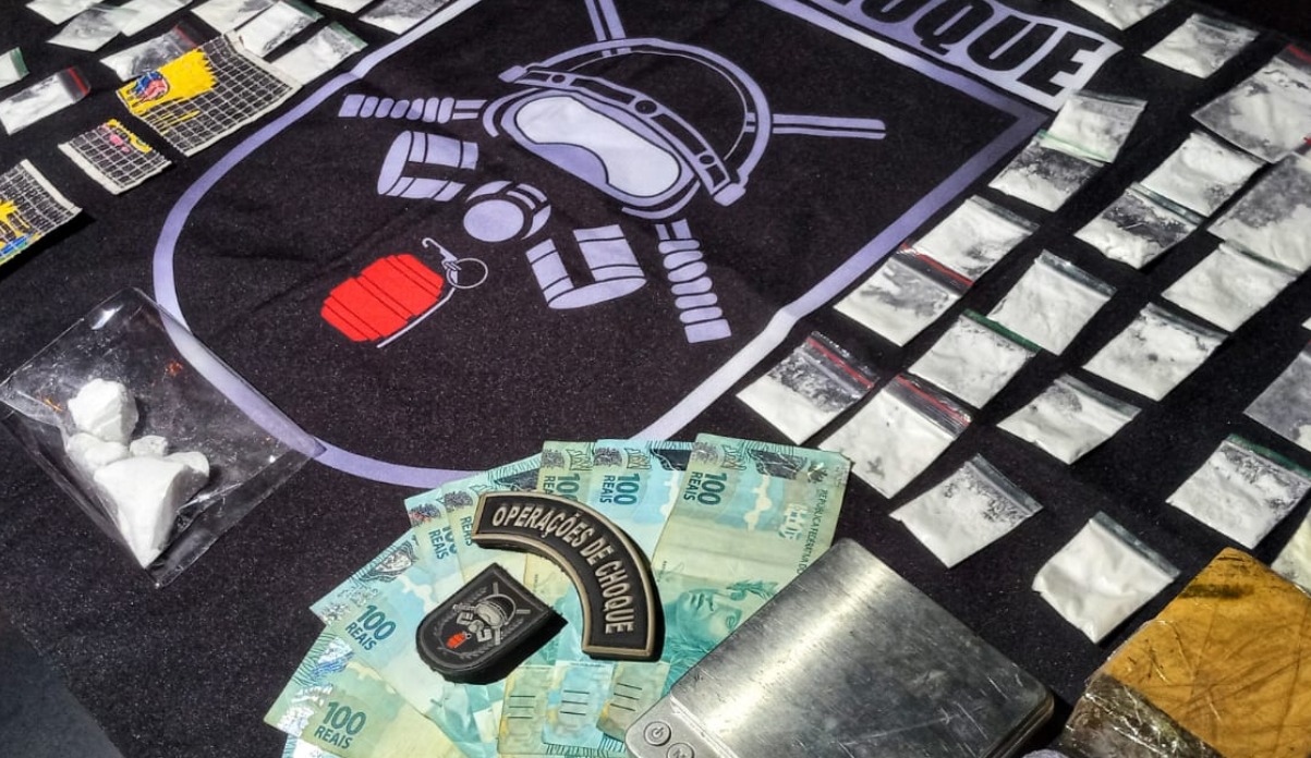 Drogas em cima de capô de viatura - Homem foi preso com centenas de pontos de LSD