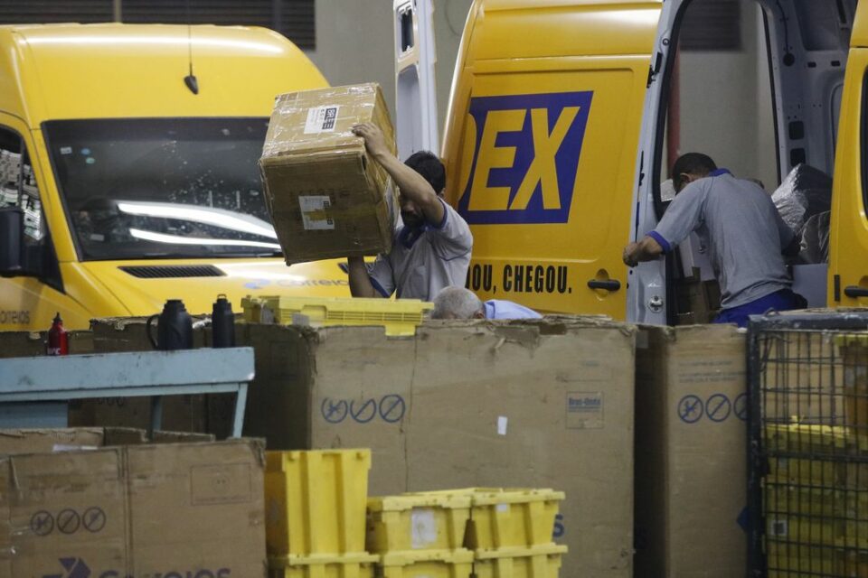 Correios movimentam entrega de produtos e postagens para todo o país