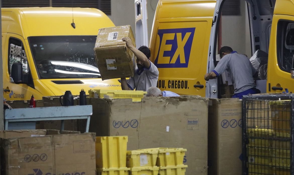 Correios movimentam entrega de produtos e postagens para todo o país