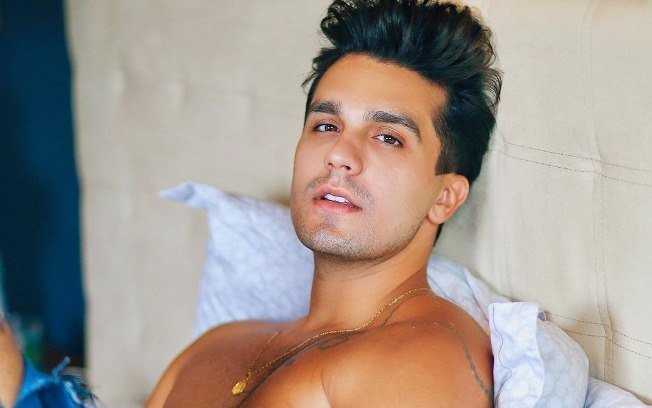 cantor Luan Santana gay Sertanejo falou sobre a ex Jade Magalhães: "Não falo com ela". Luan Santana sobre ser chamado de gay na web: "nunca foi xingamento" Luan Santana revela que já mandou nudes e fez sexo a três
