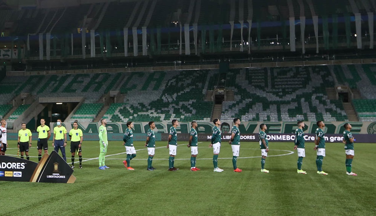 Jogadores do Palmeiras perfilados para jogo da Libertadores