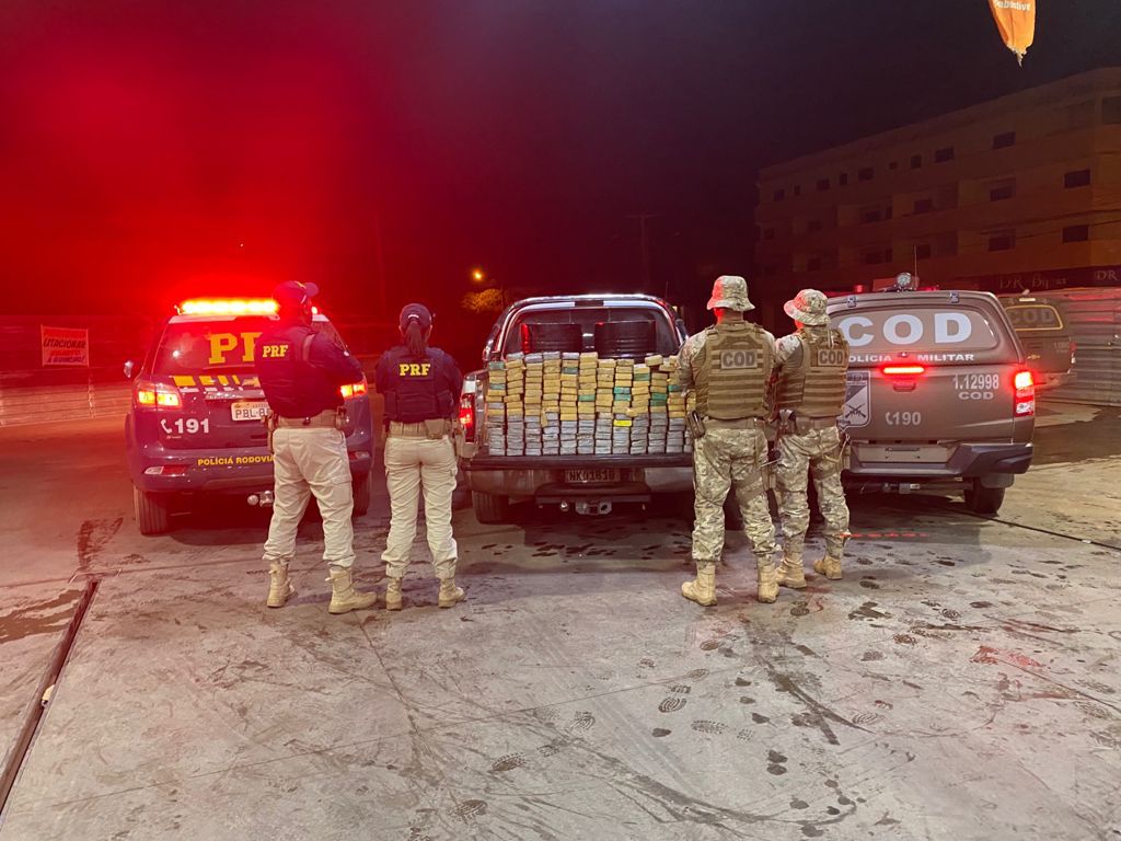 Policiais próximos de carga apreendida - Homem é preso com R$ 25 milhões em cocaína na BR-020, em Formosa