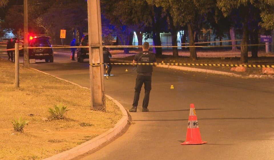 Travesti foi encontrada por um porteiro. Bombeiros disseram que vítima também tinha uma perfuração