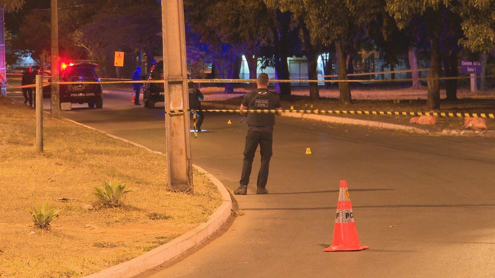 Travesti foi encontrada por um porteiro. Bombeiros disseram que vítima também tinha uma perfuração