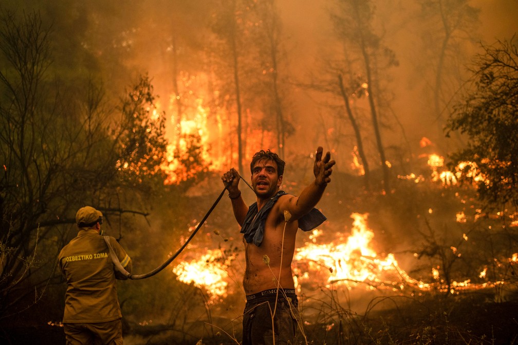 Incêndios florestais devastam Ilha de Eubeia, na Grécia. Fogo também atinge Turquia (Foto: reprodução/G1)