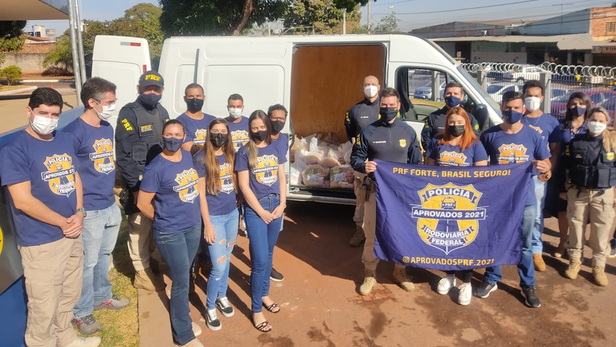 Aprovados no concurso da PRF doam quase 1 ton de alimentos em campanha