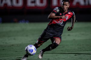 Arthur Gomes corre com a bola