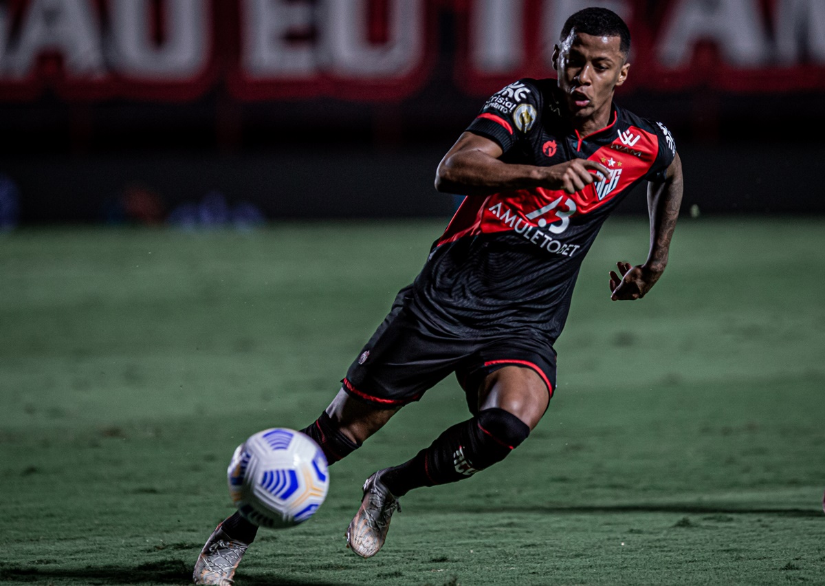 Arthur Gomes corre com a bola