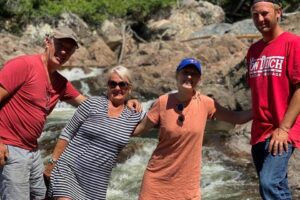 Mulher recupera celular que caiu em rio há 1 ano com últimas fotos de irmão