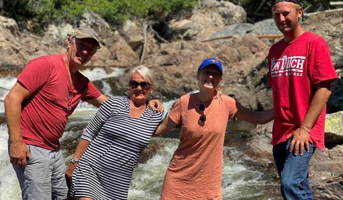 Mulher recupera celular que caiu em rio há 1 ano com últimas fotos de irmão