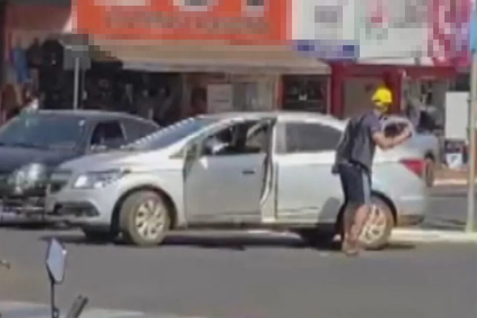 Motorista causa tumulto, dança no meio da rua e ameaça pessoas com foice em Rio Verde (Foto: Reprodução/Redes Sociais)
