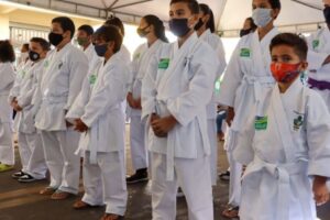 Governo oferece aulas gratuitas de judô e karatê a 2,6 mil crianças em Goiás