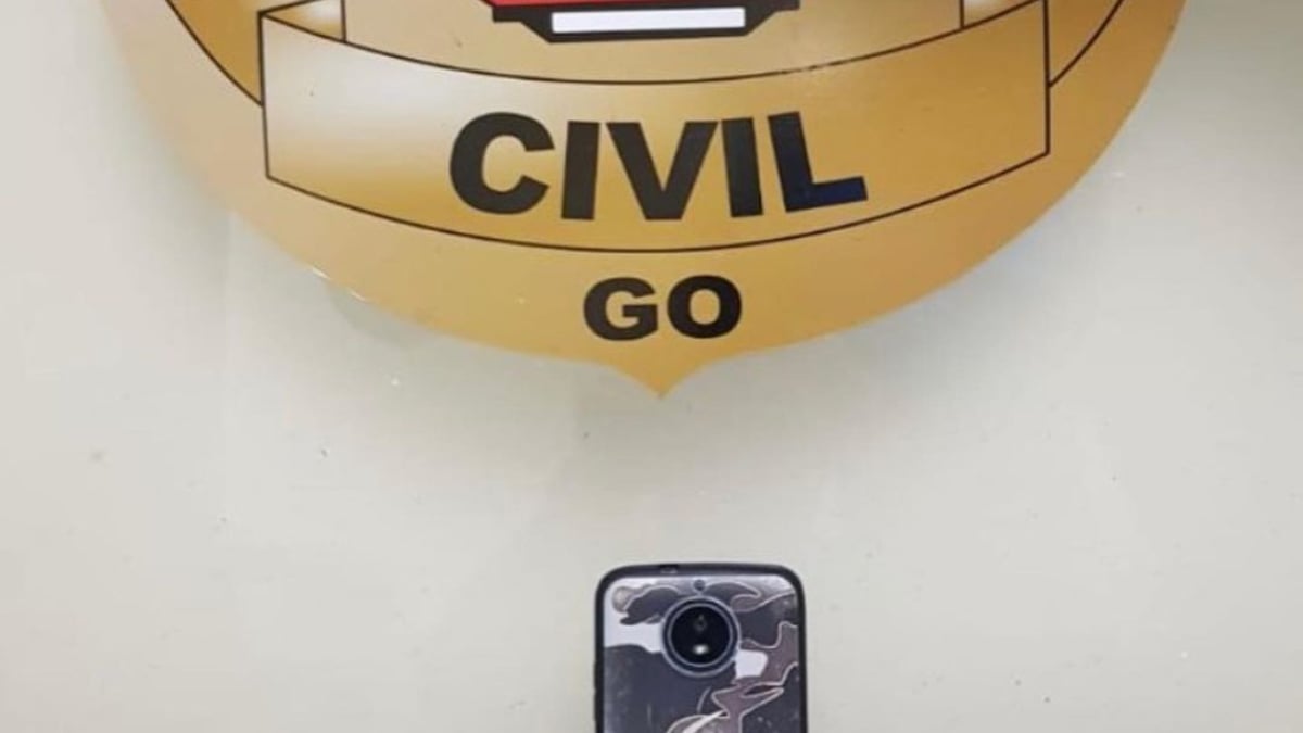 Celular apreendido pela Polícia Civil. Foto ilustra chamada: Adolescente de Itumbiara planejava massacre em escola do RN junto com primo, diz polícia