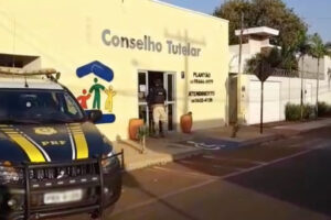 Fachada do Conselho Tutelar ilustra a chamada: Adolescente de 15 anos furtou R$ 3 mil da avó para encontrar namorada de jogo online no RN