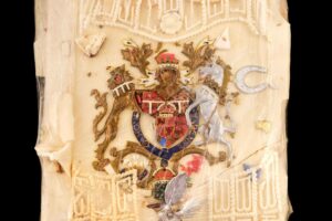 Pedaço de bolo do casamento de Charles e Diana é arrematado por R$ 15,8 mil