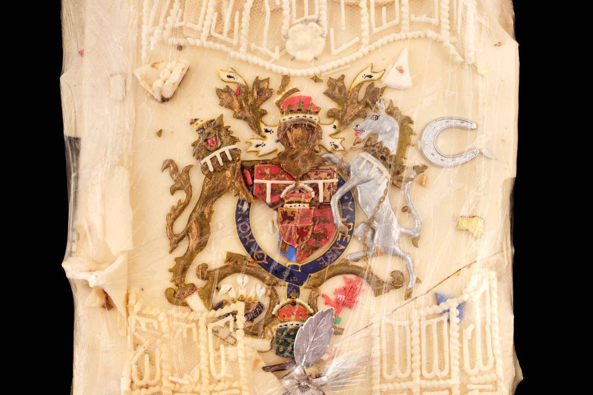Pedaço de bolo do casamento de Charles e Diana é arrematado por R$ 15,8 mil