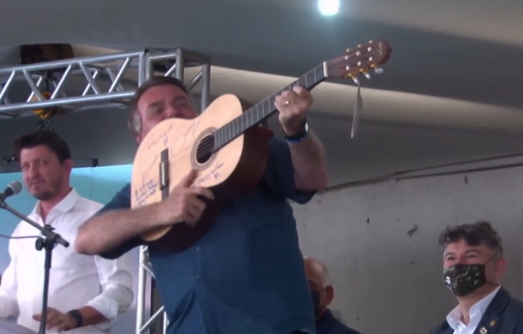 Jair com viola entregue pelo cantor Amado Batista - Bolsonaro afirmou em discurso que "homem armado jamais será escravizado". Ele está por evento na Assembleia de Deus Campinas