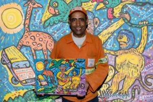 Artista da Comurg, Manoel Santos, realiza performance em Goiânia