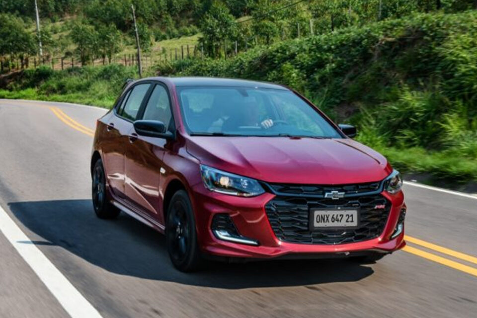 Após quatro meses de parada, Chevrolet Onix volta a ser produzido