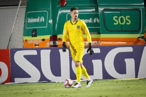 Goleiro Tadeu durante partida com o Goiás