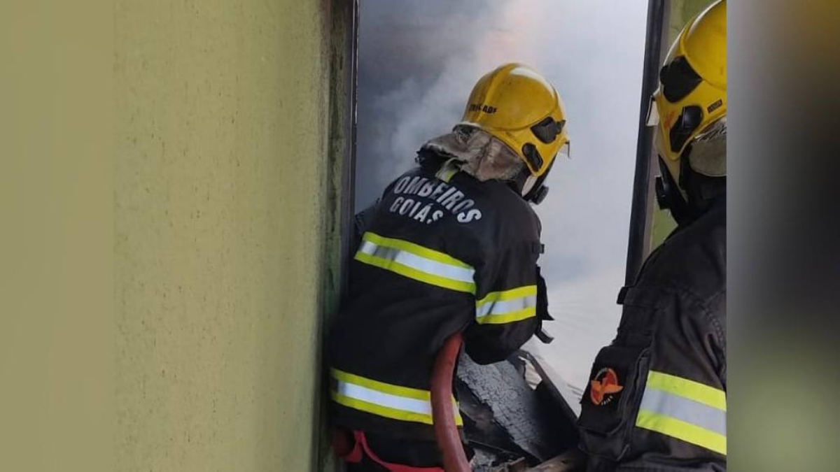 Criança coloca fogo na despensa da própria casa, em Trindade. Local ficou destruído pelas chamas. (Foto: Divulgação/Bombeiros)